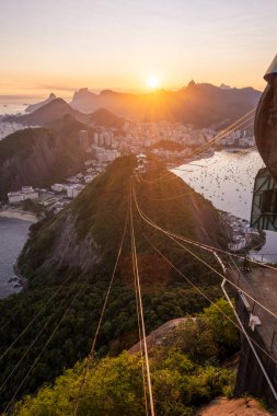Rio de Janeiro, Brezilya 'daki Sugar Loaf Dağı' ndan şehre güzel bir gün batımı manzarası
