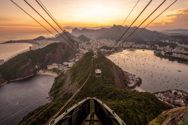 Rio de Janeiro, Brezilya 'daki Sugar Loaf Dağı' ndan şehre güzel bir gün batımı manzarası