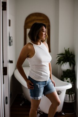 San Diego 'daki Stüdyoda Çinli Kadın Mankenlik Kıyafeti