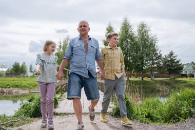 Baba doğada çocuklarla yürür..