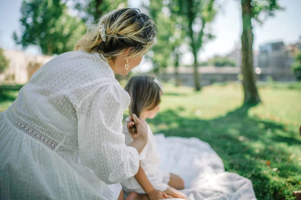 Mamá Con Hija Pequeña Parque — Foto de Stock