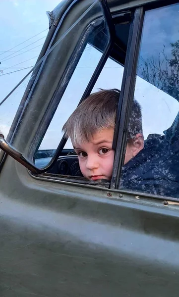 Little Boy Looks Out Car Window — Foto de Stock