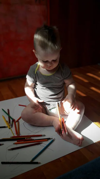 Little Boy Playing Pencils — 图库照片