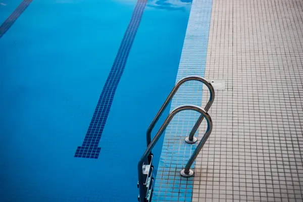 Agua Azul Pura Fresca Piscina Aire Libre Para Relajarse Verano —  Fotos de Stock