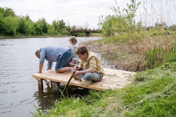 Children Father Riverbank Playing Water — Stockfoto