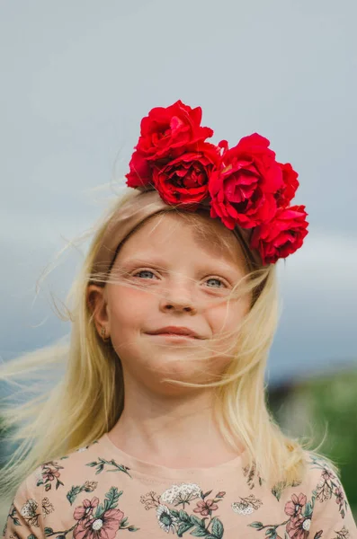 Bright Girl Wreath Roses — Stock Fotó