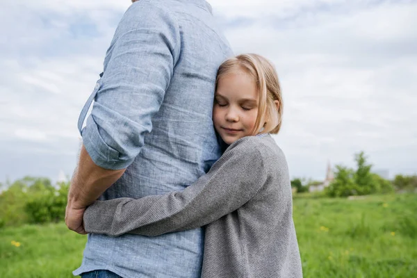 Filha Gentilmente Abraça Seu Pai Por Trás — Fotografia de Stock