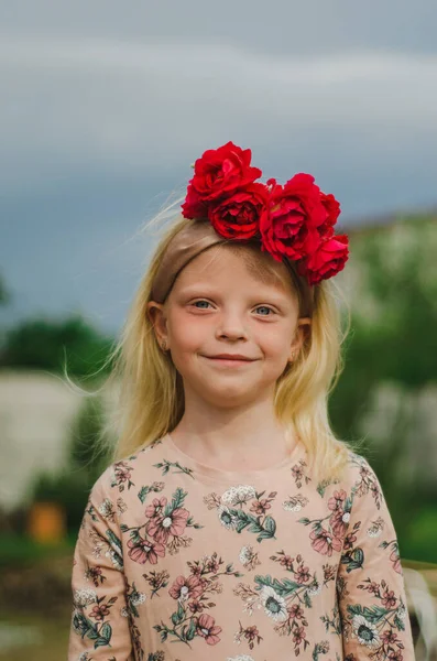 Retrato Uma Menina Com Uma Coroa Flores Cabeça — Fotografia de Stock