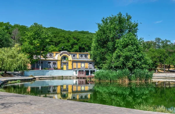Odessa Ucraina 2022 Edificio Abbandonato Vicino Lago Artificiale Nel Parco — Foto Stock