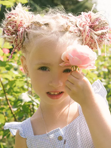 Little Girl Rose Garden — Stockfoto