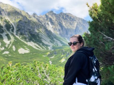 Tatras 'ta dağlarda sırt çantalı genç bir turist.