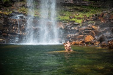 Büyük doğal şelalenin tadını çıkaran adama güzel bir manzara