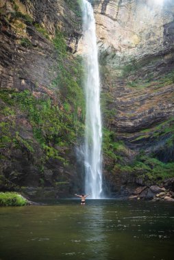 Chapada dos Veadeiros, Gois State, Orta Brezilya 'da büyük doğal şelalenin keyfini çıkaran insana güzel bir manzara 
