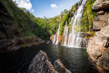 Chapada dos Veadeiros, Gois State, Orta Brezilya 'daki büyük yeşil kayalık şelaleye güzel bir manzara 