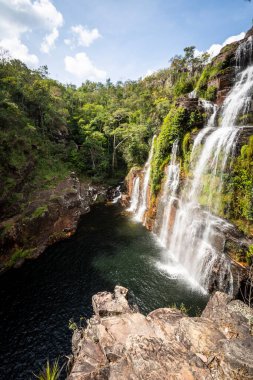 Chapada dos Veadeiros, Gois State, Orta Brezilya 'daki büyük yeşil kayalık şelaleye güzel bir manzara 