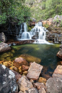 Chapada dos Veadeiros, Gois State, Orta Brezilya 'daki yeşil alanda vahşi şelaleye güzel bir manzara 