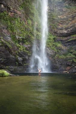 Chapada dos Veadeiros, Gois State, Orta Brezilya 'da büyük doğal şelalenin keyfini çıkaran insana güzel bir manzara 