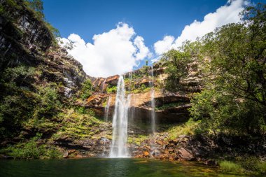 Chapada dos Veadeiros, Gois State, Orta Brezilya 'daki yeşil alanda büyük kayalık bir şelaleye güzel bir manzara 