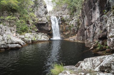 Chapada dos Veadeiros, Gois State, Orta Brezilya 'daki vahşi ve kayalık cerrado şelalesinin güzel manzarası 