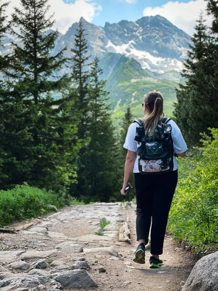 Young Woman Tourist Backpack Walking Mountains — Stock Photo, Image