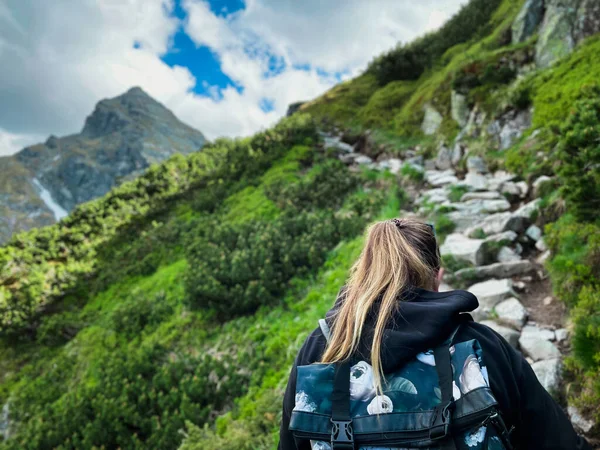 Young Woman Tourist Backpack Walking Mountain Trail — Stock Photo, Image