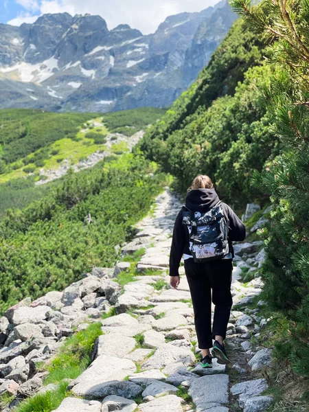 Young Woman Tourist Backpack Walking Mountains Valley — Stock Photo, Image