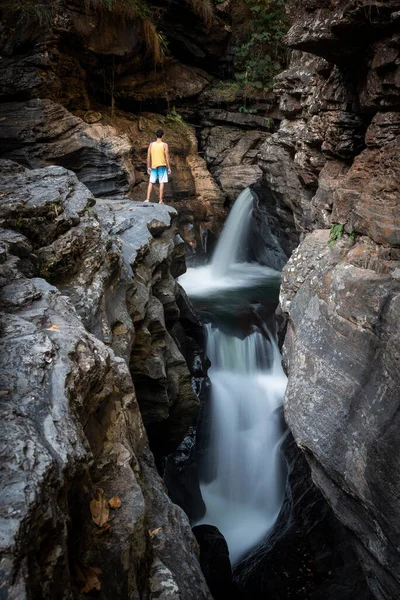 Мбаппе Вид Человека Смотрящего Скальный Фонтан Водопадом Шапада Дус Веадейрус — стоковое фото