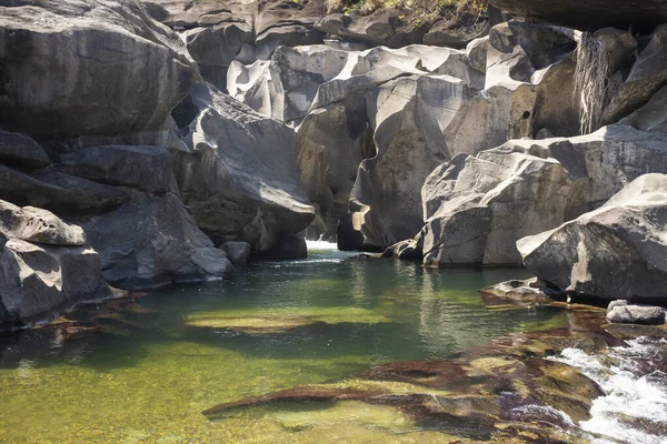 Piękny Widok Zielony Basen Skalistej Rzeki Cerrado Chapada Dos Veadeiros — Zdjęcie stockowe