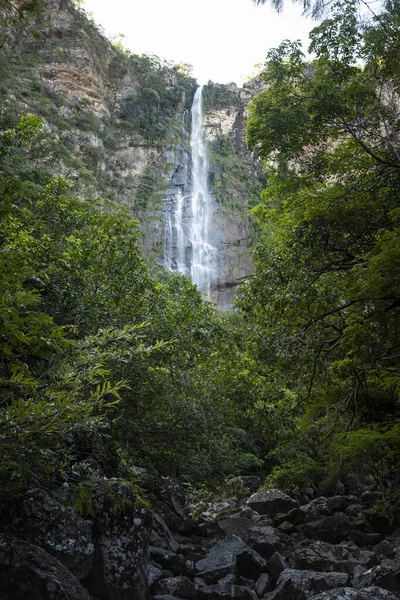 Hermosa Vista Gran Cascada Verde Salvaje Pared Rocosa Chapada Dos —  Fotos de Stock