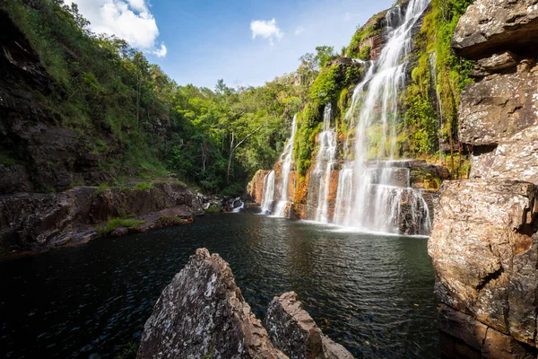 Hermosa Vista Gran Cascada Rocosa Verde Salvaje Chapada Dos Veadeiros —  Fotos de Stock