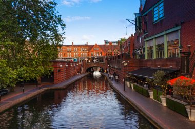 Gün batımında Birmingham Kanalı. İngiltere