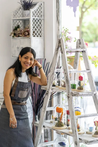 Woman Her Flower Business Posing Happy — Stockfoto