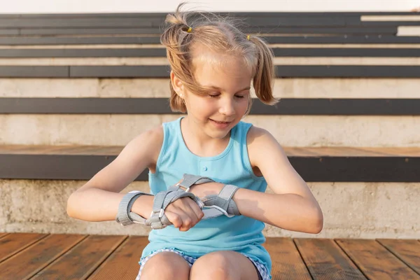 Kız patene el koruması takıyor..