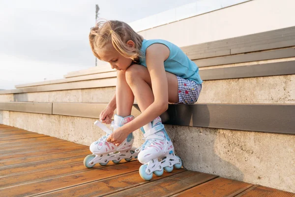 Girl Roller Skates Sits Park Bench Fastens Lock — Fotografia de Stock
