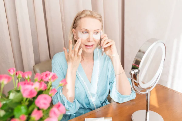 Een Volwassen Vrouw Met Oogmasker Praat Aan Telefoon Thuis — Stockfoto