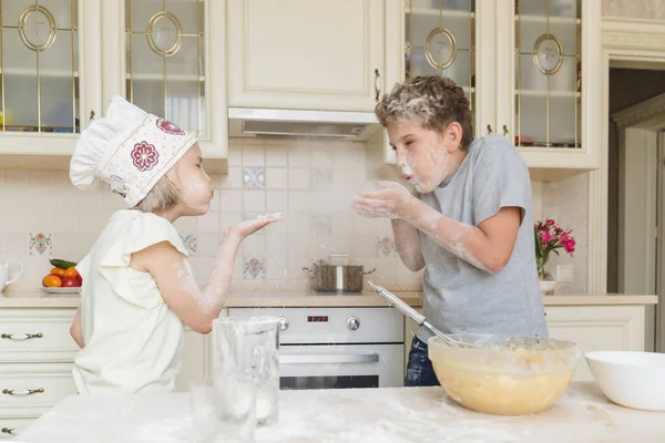 Brother Sister Have Fun Playing Flour Kitchen — ストック写真