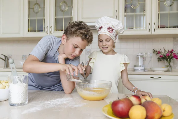 Brother Sister Cook Apple Pie Together Kitchen — ストック写真