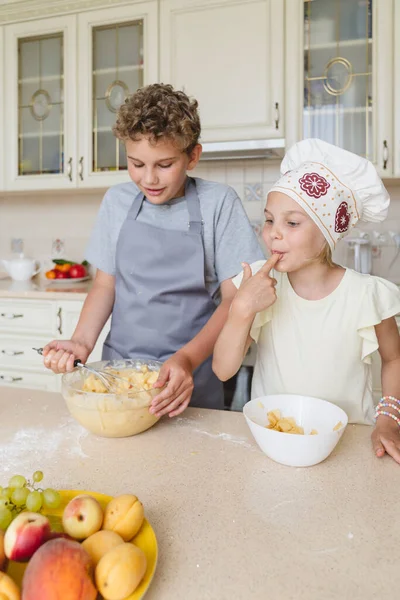 Kids Have Fun Cooking Apple Pie Kitchen — Stockfoto