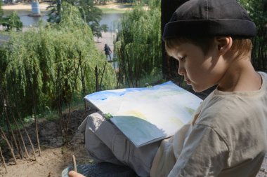 Hintli ilkokul çocukları parklarda resim yapmaya bayılırlar. Çocuklar açık hava hobisi olarak resim çiziyorlar. Okul dışında eğitim kavramı