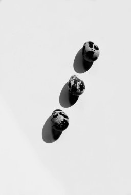 Bıldırcın yumurtası, yumurta, bardakta yumurta, masada yumurta, yiyecek.