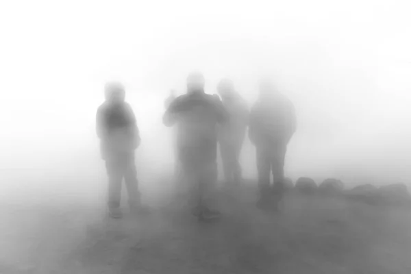 Gruppo Persone Insieme Nella Nebbia Pesante — Foto Stock