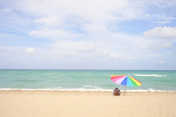 Жінка Сидить Пляжному Стільці Барвистою Парасолькою Бобі — стокове фото