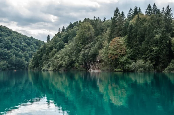 Lonely Boat Plitvice Lakes Croatia Cloudy Day — 스톡 사진