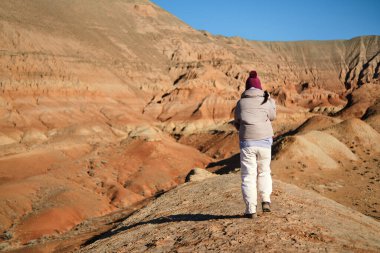 Kızıl Boguty Dağları 'nın yamaçlarında yürüyen Asyalı kadın. 
