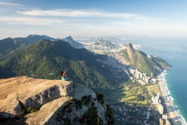 Kayalık yeşil dağlara, şehre, okyanusa ve yağmur ormanlarına güzel manzara