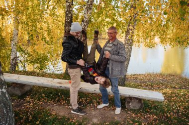 Erkek Çoklu Nesil Aile Sonbaharı Arka Görünümü