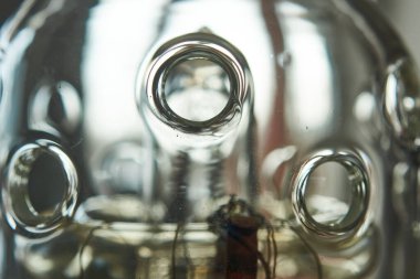 Stüdyo flaş ampulünün yakın çekim makro fotoğrafı