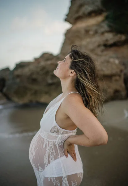 Mujer Embarazada Orilla Del Mar —  Fotos de Stock