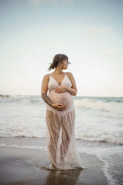 Pregnant Woman Seaside — ストック写真