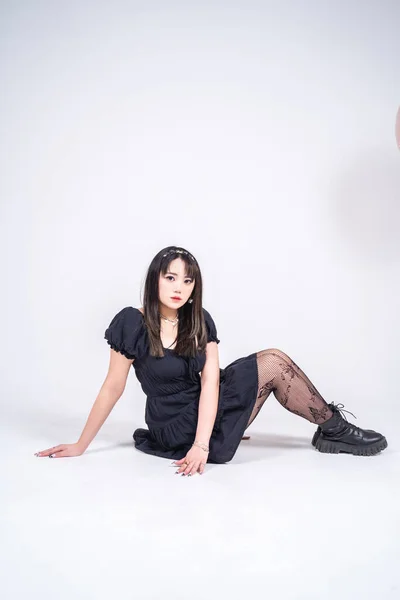 Aziatische Jonge Vrouw Poseren Een Witte Achtergrond — Stockfoto